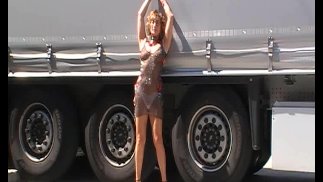 Pornsonick Exhibicionist Transparencias en el aparcamiento de camiones parte 2