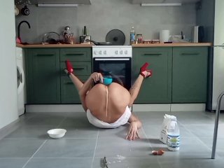 Slut Mom Pours_Dough Into HerPussy and Bakes Pancakes