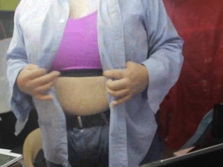 在漂亮的运动胸罩中露出我膨胀的胸部。