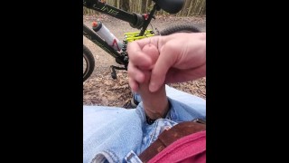 Masturbándose al aire libre en el descanso del paseo en bicicleta