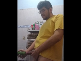 MACHO VERGÓN COGIÉNDOSE UN JUGOSO PEPINO 💪🥒 / BIG DICK MALE FUCKING a JUICY CUCUMBER