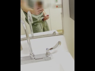 角質の看護師がスタッフの洗面所に忍び寄り、素早いオーガズムを持っています!