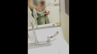 Enfermera cachonda se escapa al baño del personal y tiene un orgasmo rápido!