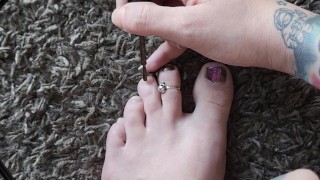 Pintando minhas unhas dos pés e sendo bagunçada