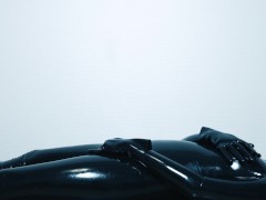 【ラバースーツ】ヨガマットの上で身体を弄る＆電マでオナニー❤️ - Screenshot 1 of 16 - Latex