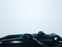 【ラバースーツ】ヨガマットの上で身体を弄る＆電マでオナニー❤️ - Screenshot 10 of 16 - Masturbation