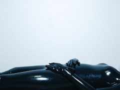 【ラバースーツ】ヨガマットの上で身体を弄る＆電マでオナニー❤️ - Screenshot 11 of 16 - Latex