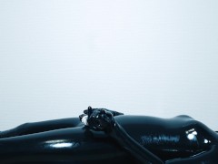 【ラバースーツ】ヨガマットの上で身体を弄る＆電マでオナニー❤️ - Screenshot 14 of 16 - Rubber