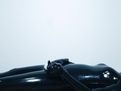 【ラバースーツ】ヨガマットの上で身体を弄る＆電マでオナニー❤️ - Screenshot 15 of 16 - Masturbation