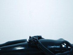 【ラバースーツ】ヨガマットの上で身体を弄る＆電マでオナニー❤️ - Screenshot 16 of 16 - Latex