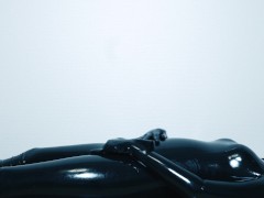 【ラバースーツ】ヨガマットの上で身体を弄る＆電マでオナニー❤️ - Screenshot 3 of 16 - Yoga