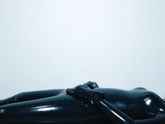 【ラバースーツ】ヨガマットの上で身体を弄る＆電マでオナニー❤️ - Screenshot 4 of 16 - Rubber
