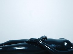 【ラバースーツ】ヨガマットの上で身体を弄る＆電マでオナニー❤️ - Screenshot 5 of 16 - Masturbation