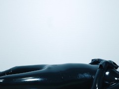 【ラバースーツ】ヨガマットの上で身体を弄る＆電マでオナニー❤️ - Screenshot 9 of 16 - Rubber