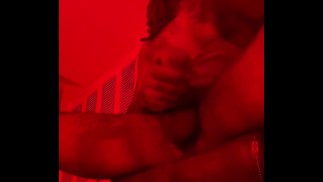 Страстно поглаживаю свой твердый жилистый член под багровым освещением