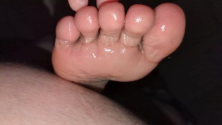 BBW utilise les pieds pour baiser son mari intersexe