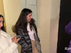 Встретили с другом двух красоток и пригласили к себе чтобы потрахаться - Screenshot 3 of 16 - Pick Up