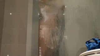 私と一緒にシャワーを浴びる(カスタムビデオがあります)