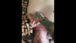 La gola di Papi tatuata scopa la dea trans tatuata