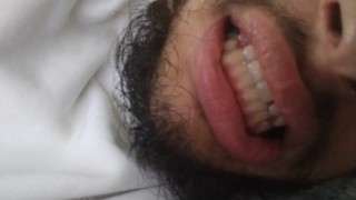 Close-up nos meus dentes sujos Piggy Mouth
