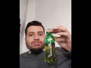 Uomo Che Beve un Po' Di Soda per Ruttare