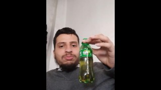 Hombre bebiendo un poco de refresco para eructar