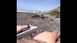 在裸体🏖️🔞👙海滩。涂上防晒霜💦戏弄😈