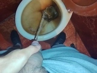 Hombre va al baño a orinar y no tiene sexo