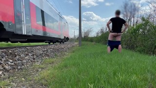 Trem público piscando | flash de pau arriscado | masturbação pública arriscada