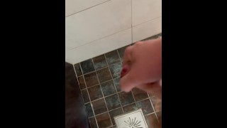 Énorme charge dans la douche par un mec suédois