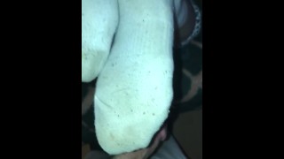 Calcetines blancos sucios de la tripulación trabajando con el pie sockjob OF - /gwsocks