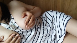 一个日本女人，一边抽搐一边感受。她抚摸着她敏感的黑色。