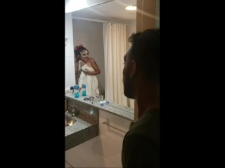 A La Amiga De Mi Mientras Se Ducha