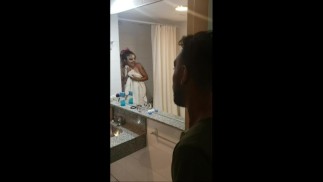 a la amiga de mi mientras se ducha