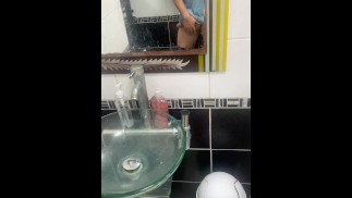 Я мастурбирую свою добычу, глядя на себя в зеркало 🍆