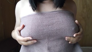 一个被毛巾自慰高潮迷住的日本女人，声音滑稽。