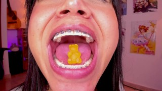Lila Jordan engole um urso de goma amarelo, fetiche giantess Vore