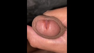 Minet avec une grosse bite se masturbe en chaleur avec pré cum