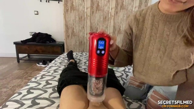 私の義理の妹は、私が自慰行為をしているのを見つけた後、私が絶頂するのを手伝ってくれました