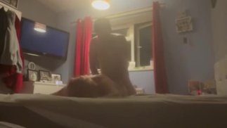 Ich schwängere den Babysitter, während die Frau duscht. Creampie ihre enge, jungfräuliche Muschi.