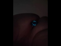 Quick snap of me giving my ass a fuck with my butt plug in bed 💓