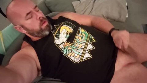 Mollige Daddy Bear speelt met zijn voorhuid en Cums op zijn shirt (linktree: skinandearth)