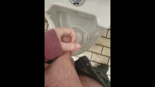 Garçon potelé éjacule dans les toilettes publiques