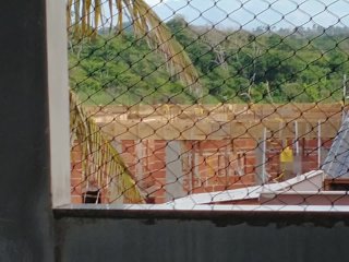 Minha mulher exibindo os peitos na varanda para um pedreiro