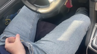 Dedilhando meu pau enorme no carro em ação