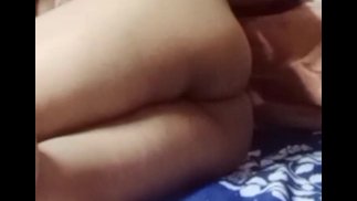 男孩用力自慰