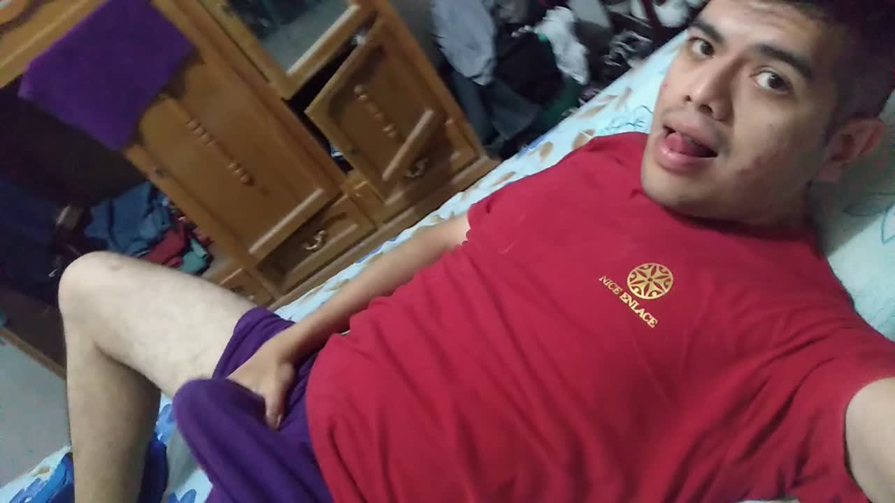 BULTOS ENORMES EN SHORTS MORADOS 🍆😈💜  HUGE BULGES IN PURPLE SHORTS  🍆😈💜