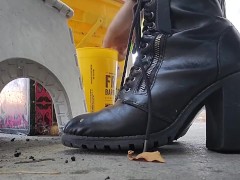 Crushing a Leaf - Screenshot 1 of 16 - Feet