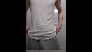 独奏男性运动裤挑逗和淋浴抽搐