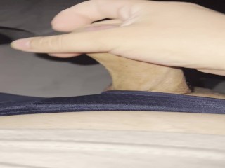 Возбудился, и мне нужно было подрочить свой твердый член и выстрелить большой заряд